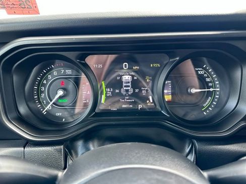 Used 2024 Jeep Wrangler Unlimited Sahara w/ Technology Group AWD/4WD image 18