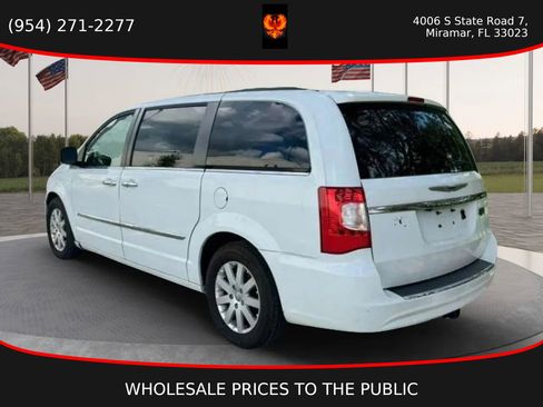 Used 2014 Chrysler Town & Country Touring w/ Driver Convenience Group image 4