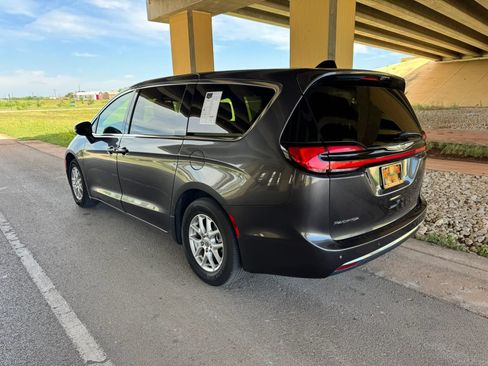 Used 2023 Chrysler Pacifica Touring-L FWD image 5