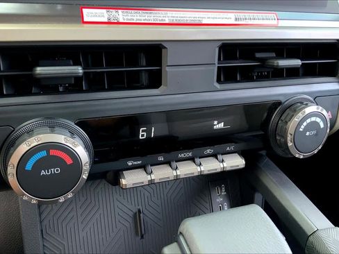Used 2025 Toyota Tacoma TRD Sport AWD/4WD image 33