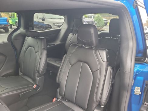 New 2026 Chrysler Pacifica Select image 11