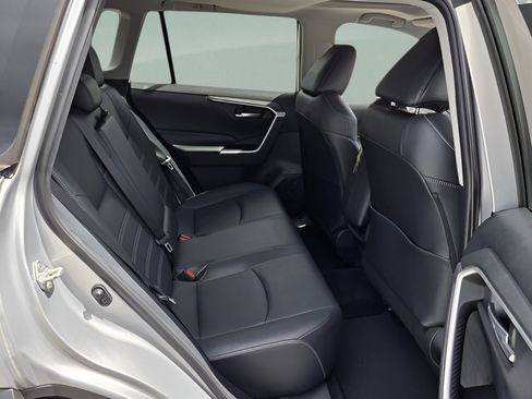 Used 2019 Toyota RAV4 XLE Premium FWD image 13