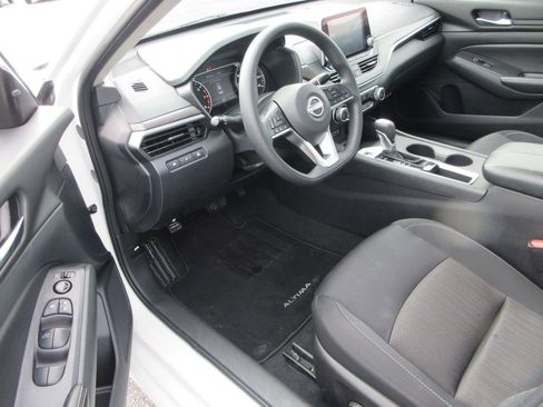 Used 2025 Nissan Altima 2.5 SV image 10