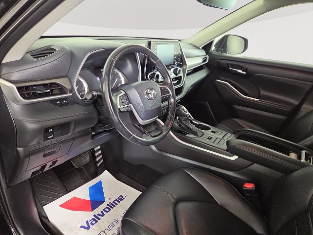 Used 2022 Toyota Highlander XLE AWD/4WD image 14