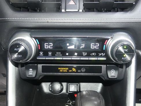 Used 2021 Toyota RAV4 XLE AWD/4WD image 38