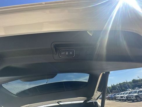 Used 2023 Ford Explorer XLT AWD/4WD image 44