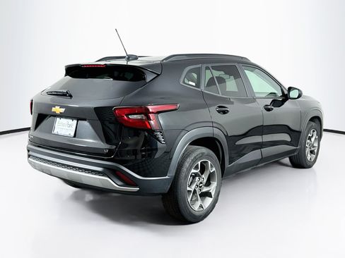 Used 2025 Chevrolet Trax LT w/ LT Convenience Package FWD image 9