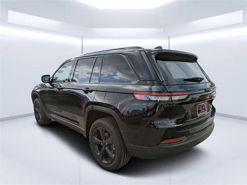 Used 2023 Jeep Grand Cherokee Altitude image 5