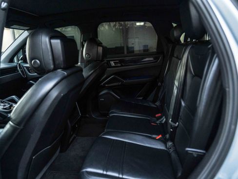 Used 2020 Porsche Cayenne AWD/4WD image 31