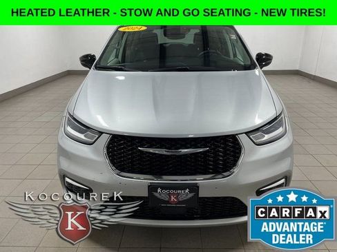Used 2024 Chrysler Pacifica Touring-L FWD image 2