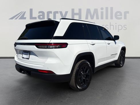 Used 2025 Jeep Grand Cherokee Altitude AWD/4WD image 5
