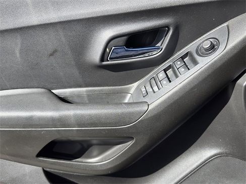 Used 2019 Chevrolet Trax LS image 28