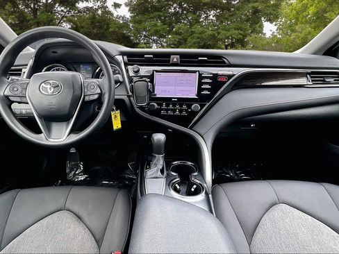 Used 2020 Toyota Camry LE image 7