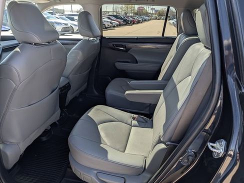 Used 2024 Toyota Highlander Platinum image 29