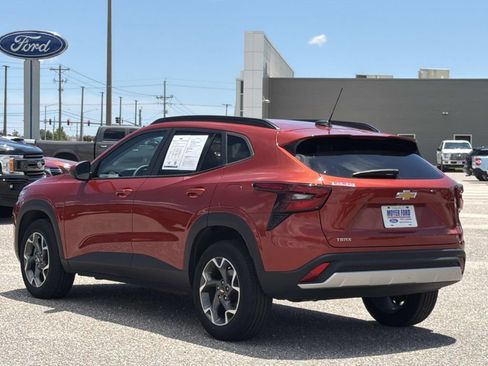 Used 2024 Chevrolet Trax LT w/ Driver Confidence Package FWD image 6