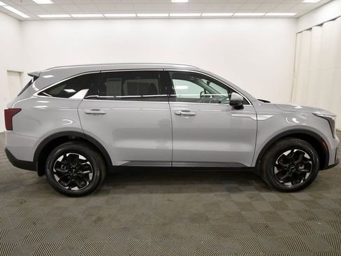 Certified 2025 Kia Sorento S w/ Panoramic Sunroof Package image 9