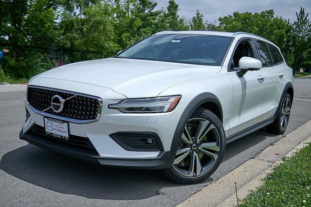 New 2026 Volvo V60 B5 Cross Country Plus w/ Climate Package AWD/4WD image 2