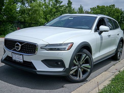 New 2026 Volvo V60 B5 Cross Country Plus w/ Climate Package AWD/4WD image 2