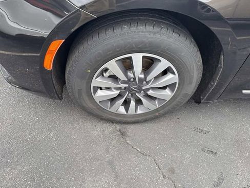 Used 2023 Chrysler Pacifica Limited FWD image 13