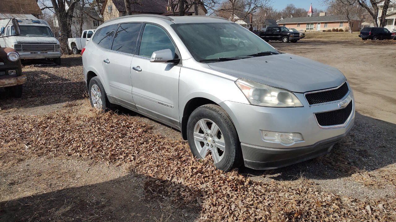 Used 2009 Chevrolet Traverse LT FWD image 2