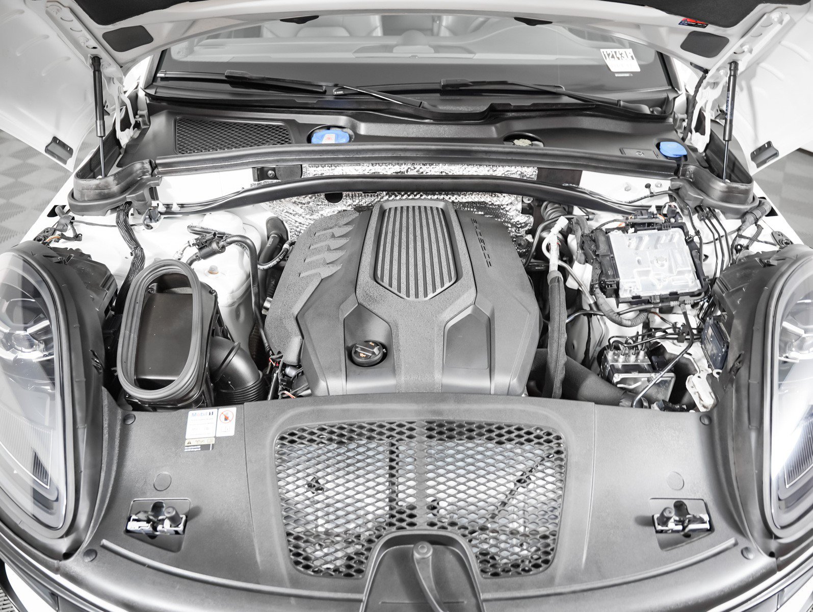 Certified 2023 Porsche Macan AWD/4WD image 13