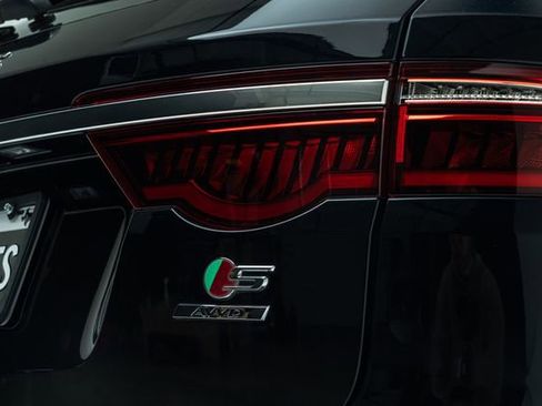 Used 2018 Jaguar XF First Edition image 16