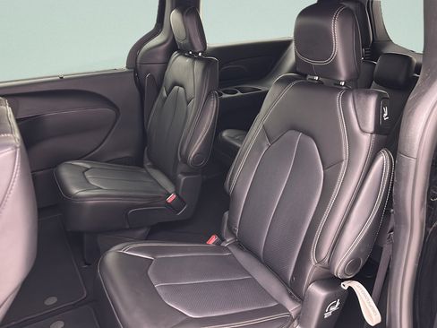 Used 2025 Chrysler Pacifica Select FWD image 9