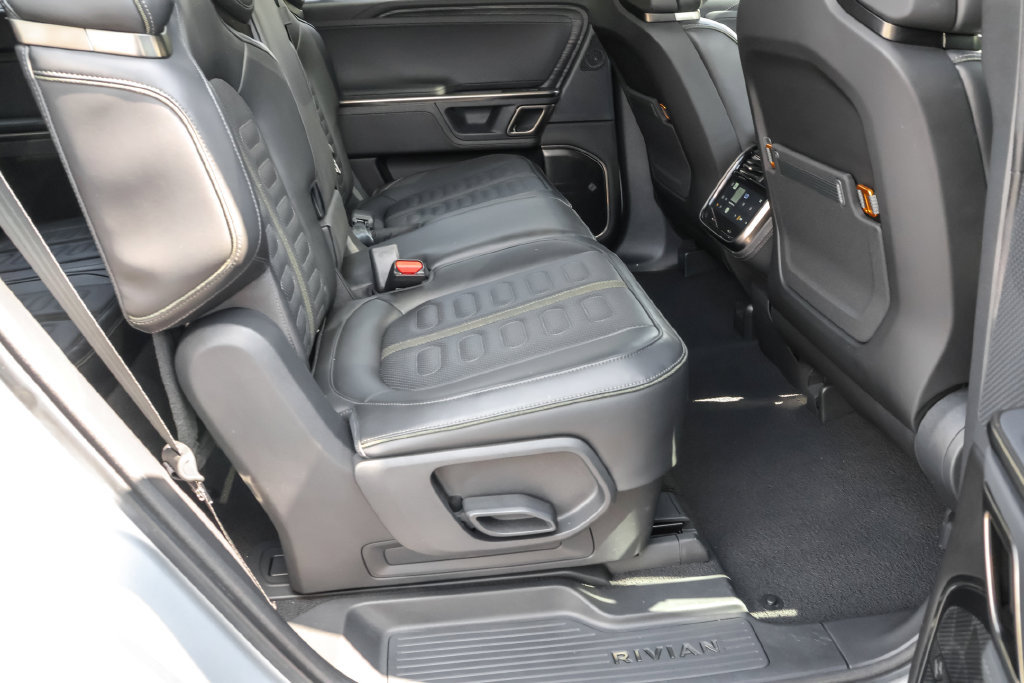 Used 2024 Rivian R1S Adventure Dual AWD/4WD image 32