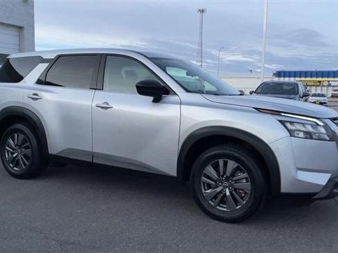 Used 2024 Nissan Pathfinder S image 3