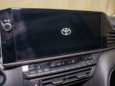 Used 2025 Toyota Camry XLE image 11