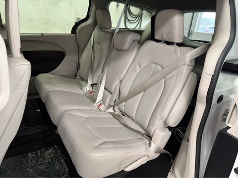 Used 2019 Chrysler Pacifica Touring-L Plus w/ Advanced Safetytec Group image 20