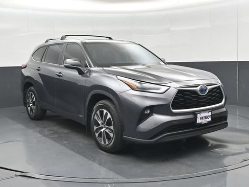 Used 2023 Toyota Highlander XLE AWD/4WD image 34