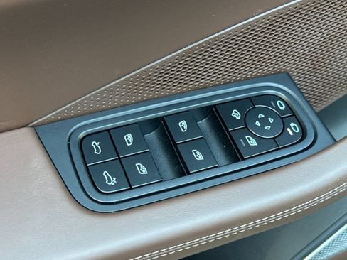 Certified 2025 Porsche Macan 4S Electric AWD/4WD image 13