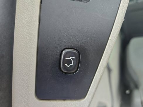 Used 2010 Chrysler Town & Country Touring image 9