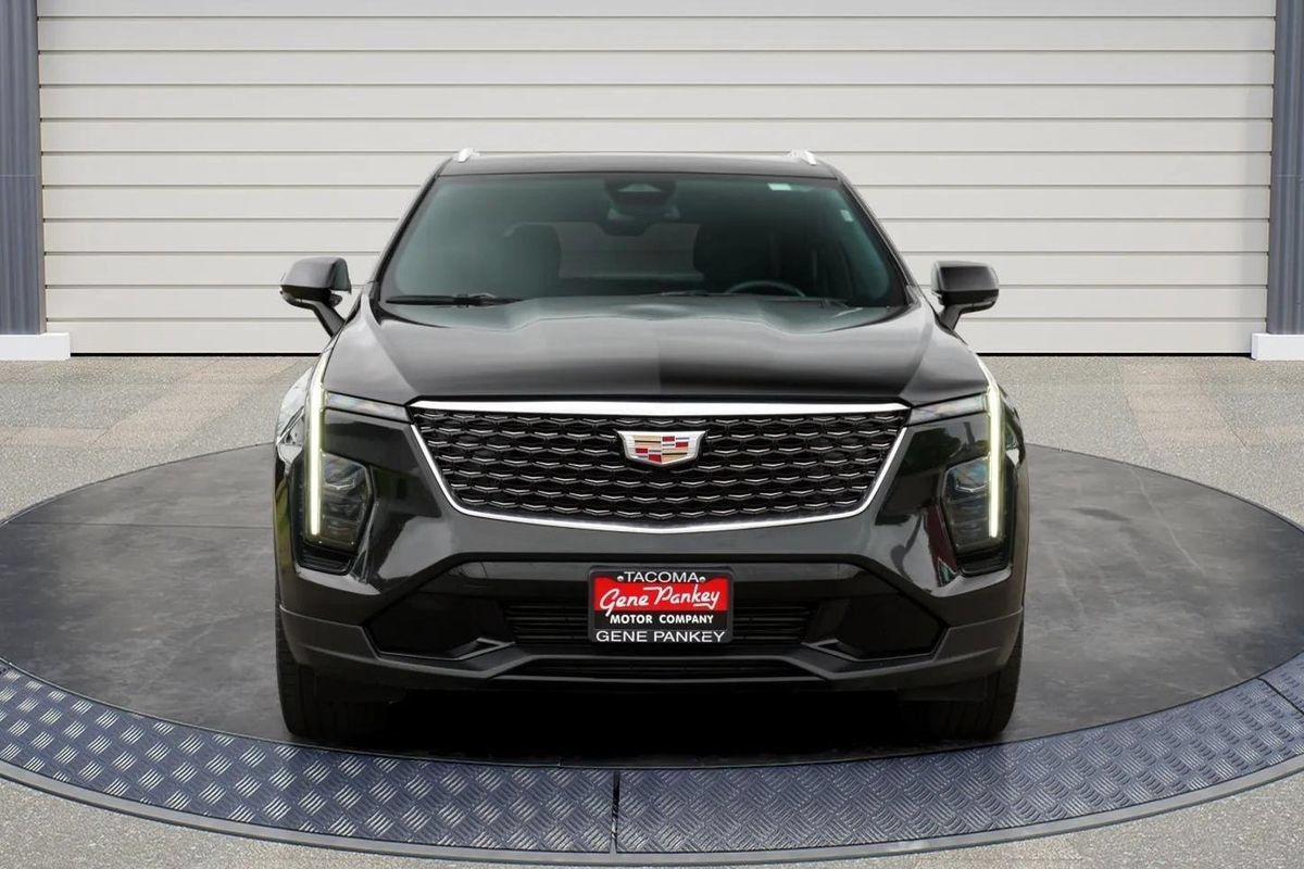 Used 2024 Cadillac XT4 Premium Luxury AWD/4WD image 2