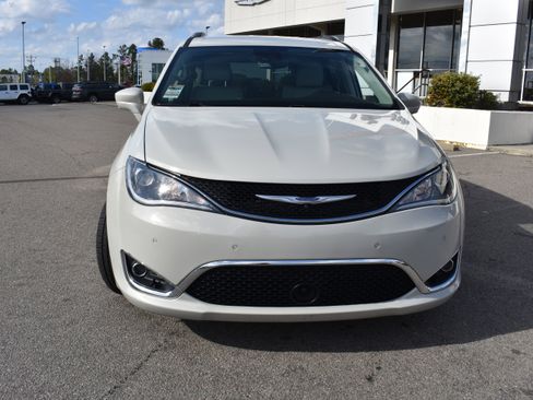 Used 2020 Chrysler Pacifica Touring-L Plus w/ Tire & Wheel Group image 4