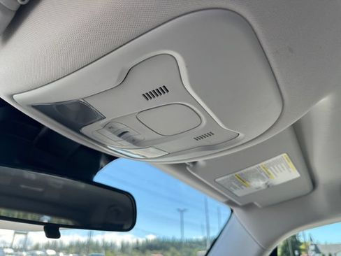Used 2016 Jeep Renegade Latitude w/ Cold Weather Group FWD image 18