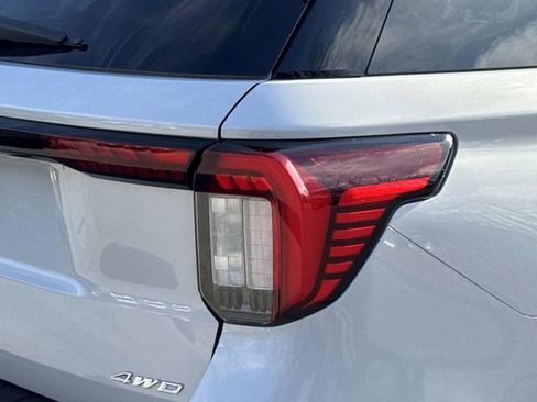 Used 2025 Ford Explorer Active image 10