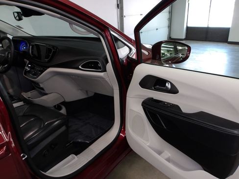 Used 2022 Chrysler Pacifica Touring-L w/ Uconnect Theater Family Group FWD image 15
