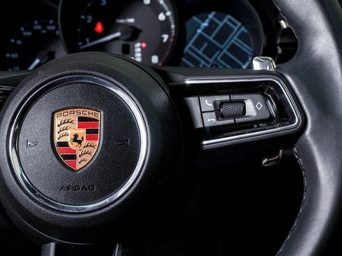 Certified 2025 Porsche Macan AWD/4WD image 19