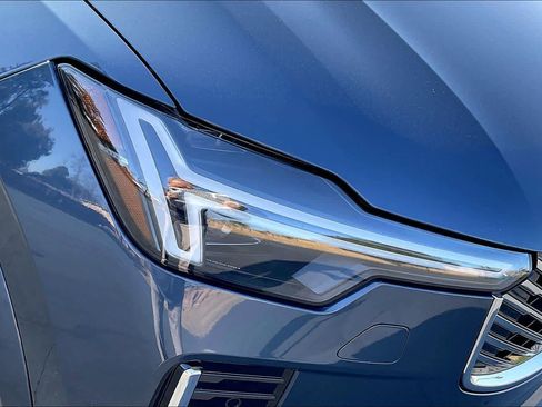 Used 2025 Volvo XC90 B6 Core w/ Protection Package Premier image 32