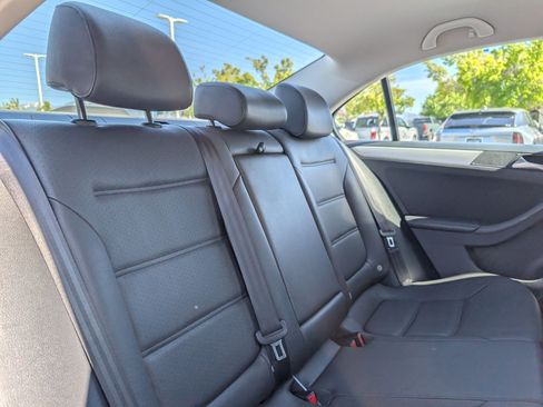 Used 2013 Volkswagen Jetta SE FWD image 23