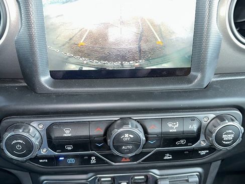 Used 2023 Jeep Wrangler Unlimited w/ Sun & Screen Package image 10