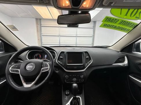 Used 2017 Jeep Cherokee Trailhawk AWD/4WD image 3