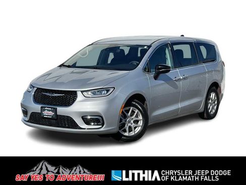 Used 2024 Chrysler Pacifica Touring-L image 1