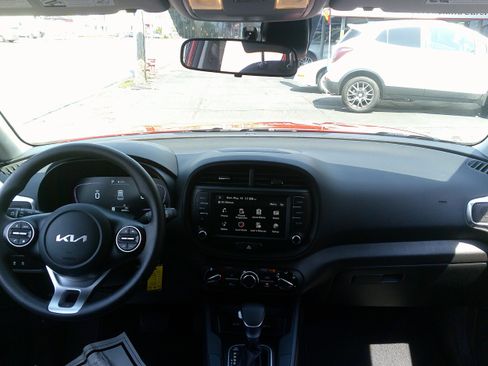 Used 2023 Kia Soul LX FWD image 19