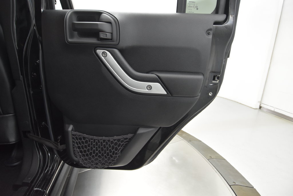 Used 2015 Jeep Wrangler Unlimited Rubicon AWD/4WD image 34