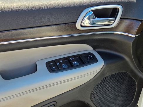 Used 2018 Jeep Grand Cherokee Limited image 24