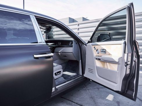 Used 2025 Rolls-Royce Phantom Sedan RWD image 24