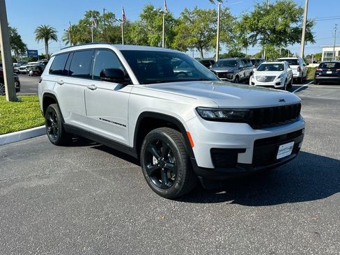 Used 2023 Jeep Grand Cherokee L Laredo AWD/4WD image 3